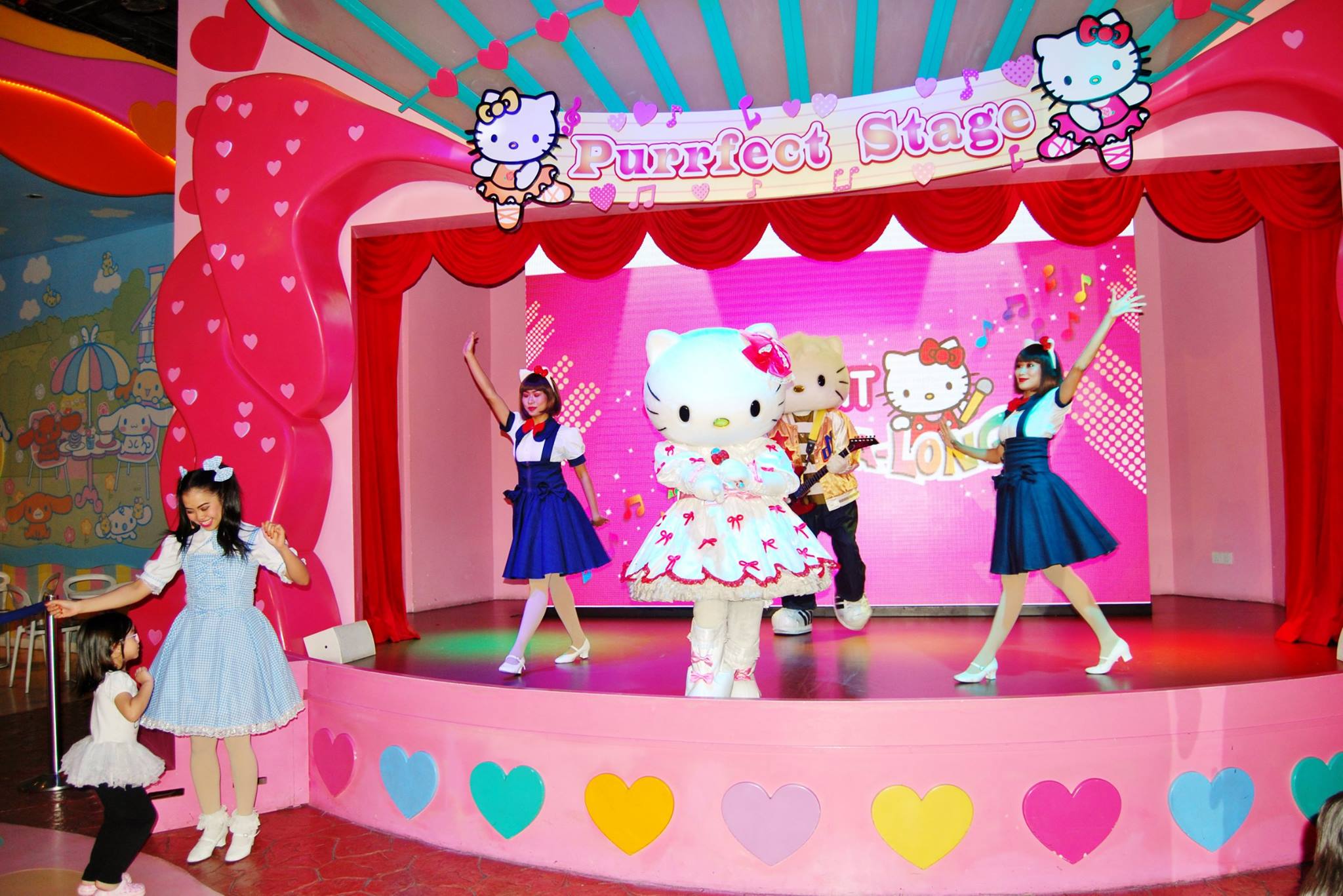 凯蒂猫镇有凯蒂猫和朋友们的舞台表演。- 摘自Sanrio Hello Kitty TownFB-