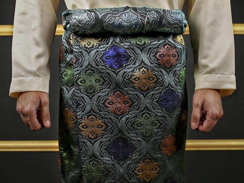 Samping songket menerima sambutan hangat menjelang sambutan Aidilfitri, malah pernah dijual dengan harga RM50,000 sehelai. u00e2u20acu201d Foto ihsan Facebook/Bak Tailor