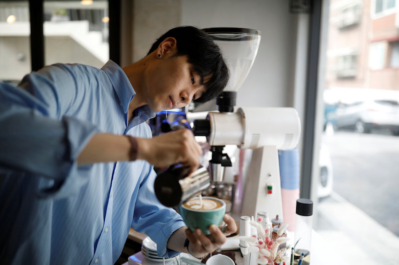 李康斌将这些杯中艺术品称为“Creamart”,每一杯都需要花上至少15分钟才能绘成。-路透社-