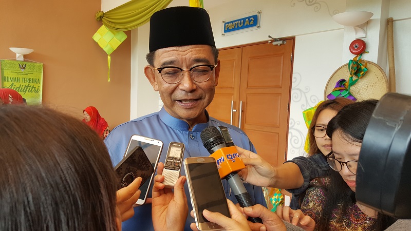 Sarawak Tourism Minister Datuk Abdul Karim Rahman Hamzah speaks to reporters in Kuching, July 1, 2017. u00e2u20acu201d Picture by Sulok Tawie