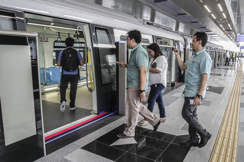 Passengers entering an MRT train after the Automatic Platform Gates (APG) slide open. u00e2u20acu201d Picture by Yusof Mat Isa