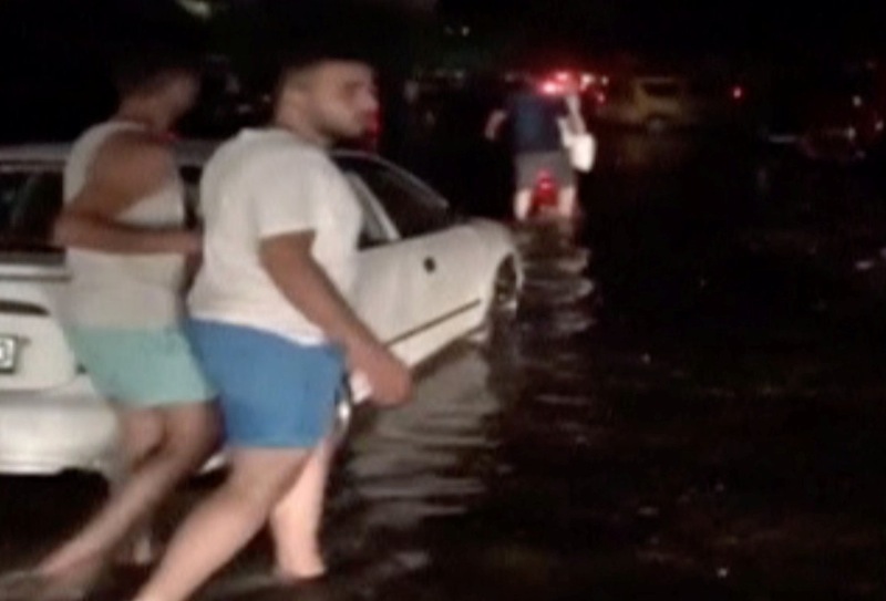 地震产生巨浪，土耳其度假城市博德鲁姆的街道淹水。-路透社-