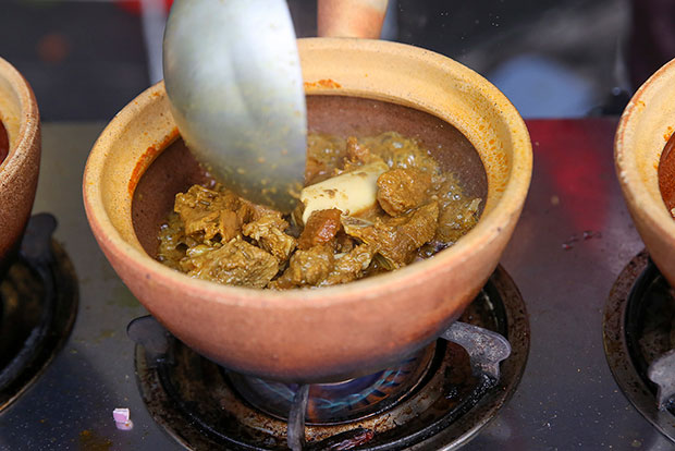 即点即煮的瓦煲咖哩在上桌时，绝对是热腾腾兼香味四溢呢。-Choo Choy May摄-