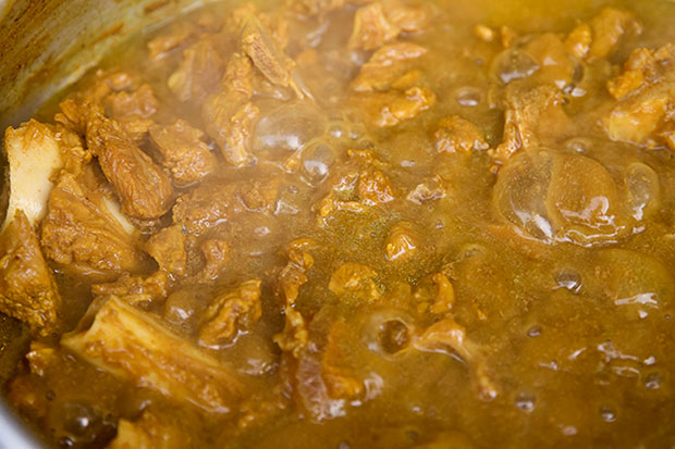 老板会预先将肉类用咖哩粉熬煮至入味和鲜嫩。-Choo Choy May摄-