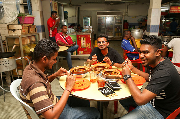 看到顾客们满足的面孔就会懂瓦煲咖哩有多美味了。可以要求另外配饭，或者是直接将饭放进瓦煲一起煮的瓦煲咖哩饭。-Choo Choy May摄-