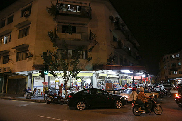 这个在转角的华人餐饮中心经常都高朋满座。-可以要求另外配饭，或者是直接将饭放进瓦煲一起煮的瓦煲咖哩饭。-Choo Choy May摄-