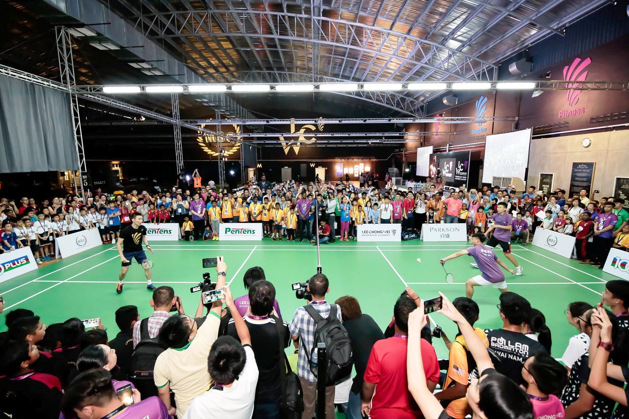 李宗伟和学生们进行“一对二”友谊赛小试身手。-摘自李宗伟羽球学院FB-