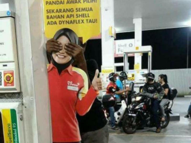 Pelanggan lelaki kerap melakukan pelbagai aksi terhadap poster Nor Shafila Khairusalleh sebelum menyebarkannya di media sosial. 
