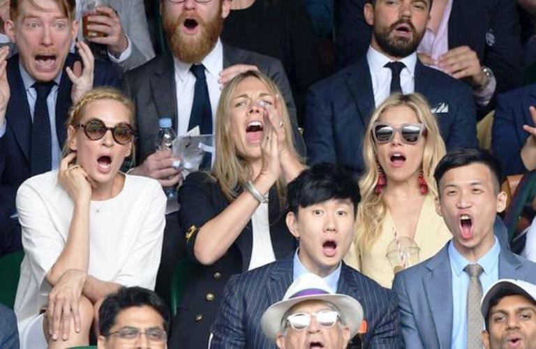 林俊杰和好莱坞大咖Sienna Miller（右后方）和Domhnall Gleeson（左后方）观赛时的逗趣表情。-摘自网络-