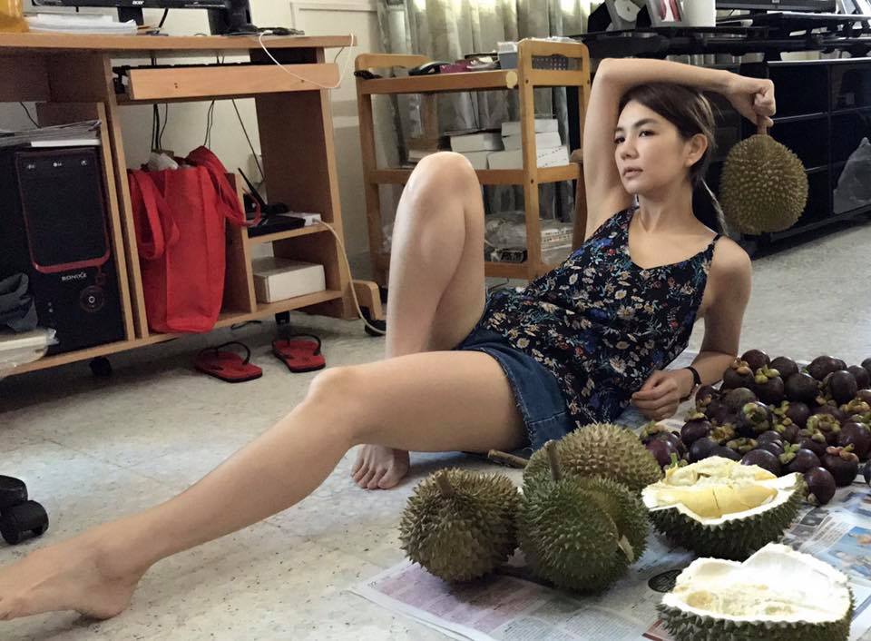 吃个榴莲也有那么多Pose的,也只有地表最强的Ella了。-摘自Ella面子书-