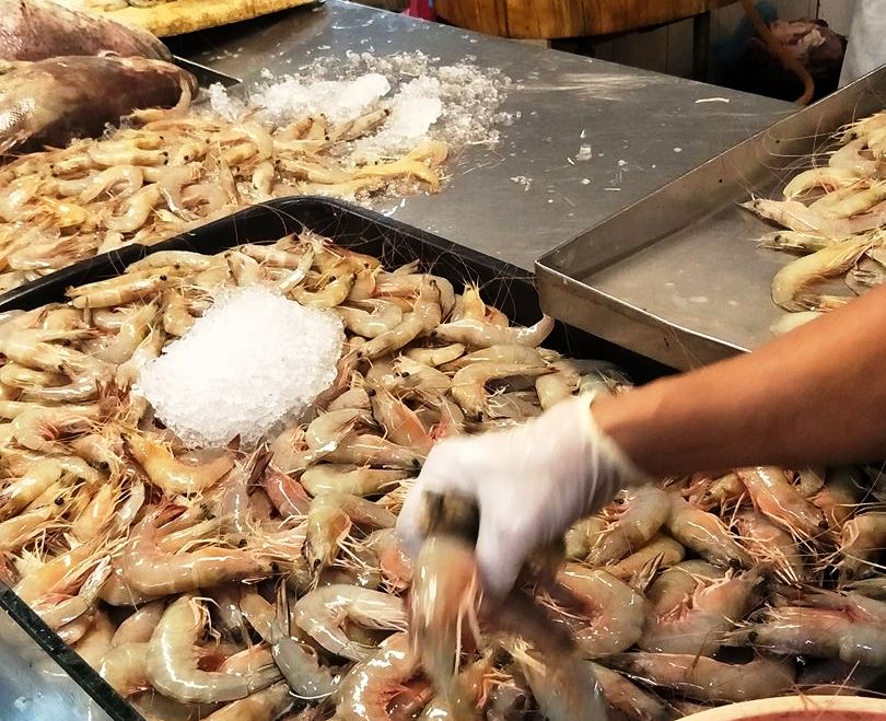 坚持要有好素质美食的Hong，亲自到巴刹采购食材，若当天没有新鲜的食材，他就不煮那道菜色了。-摘自Jaloux FB-