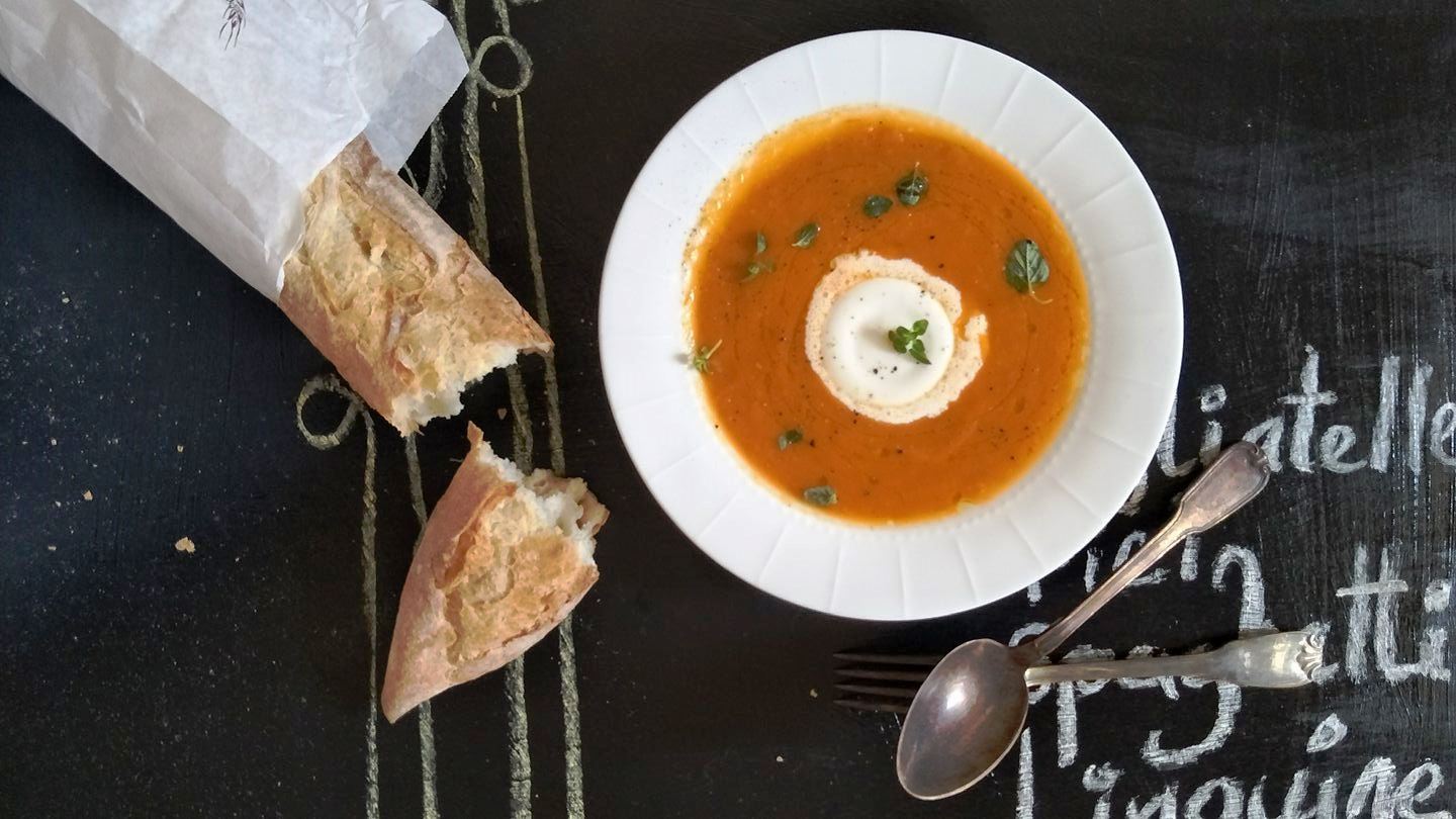 Spicy tomato soup with savoury creamy coconut milk panna cotta也是让人看了垂涎三尺啊。-摘自Jaloux FB-