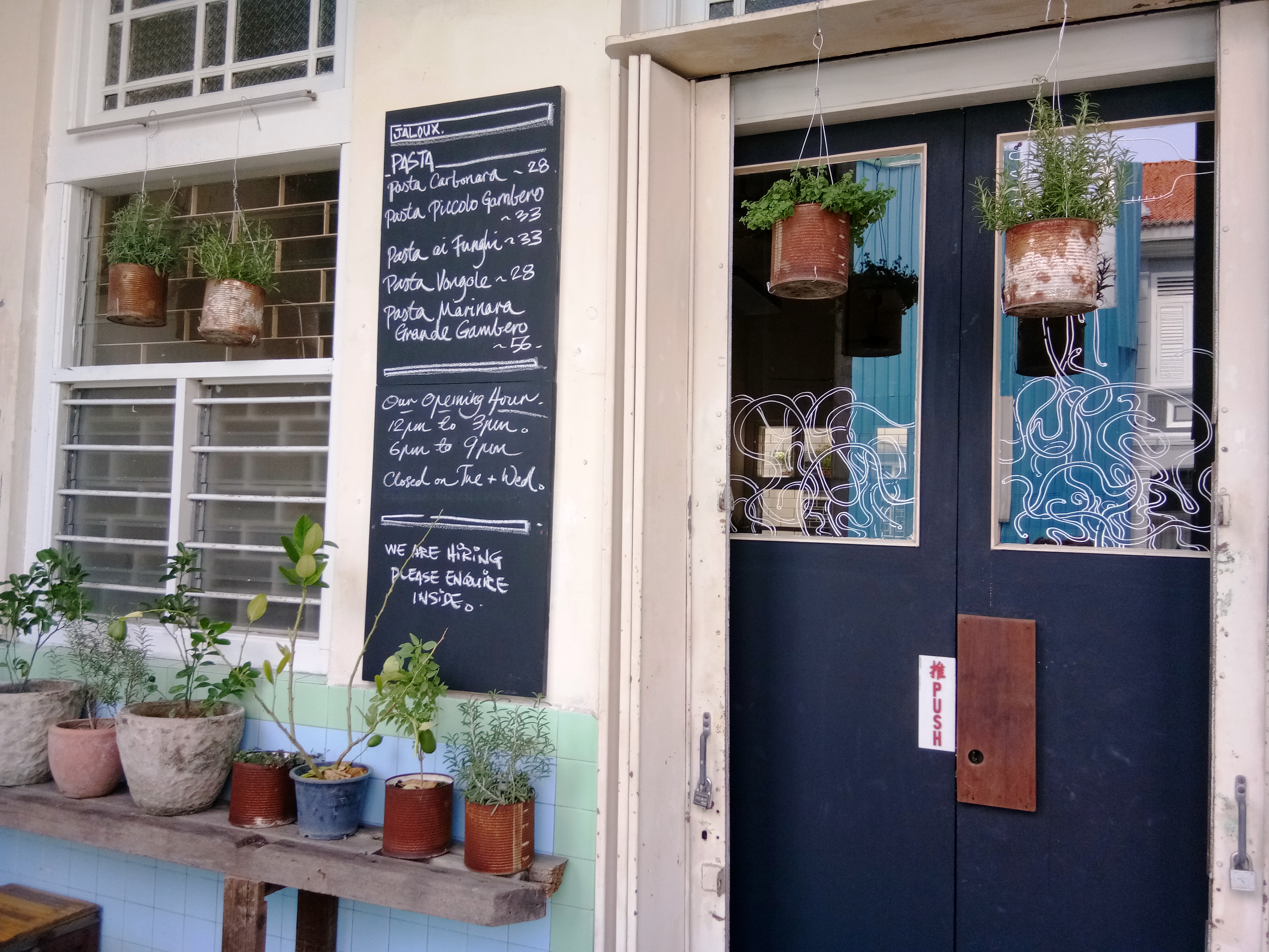 要来品尝美食之前，记得看好开店时间以免向隅啊。-杨琇媖摄-