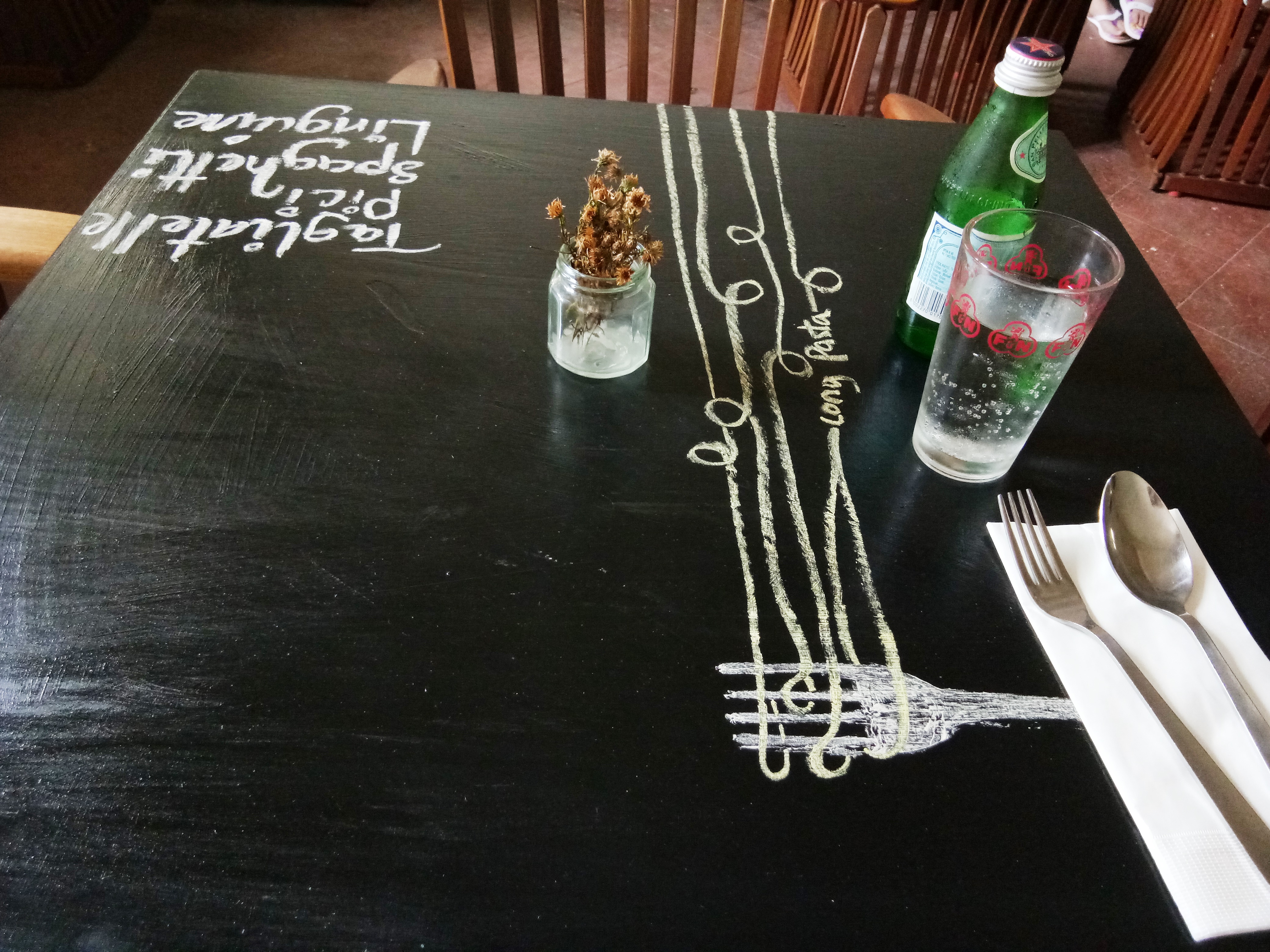 店内连餐桌都在提醒客人是以意大利面为主。-杨琇媖摄-