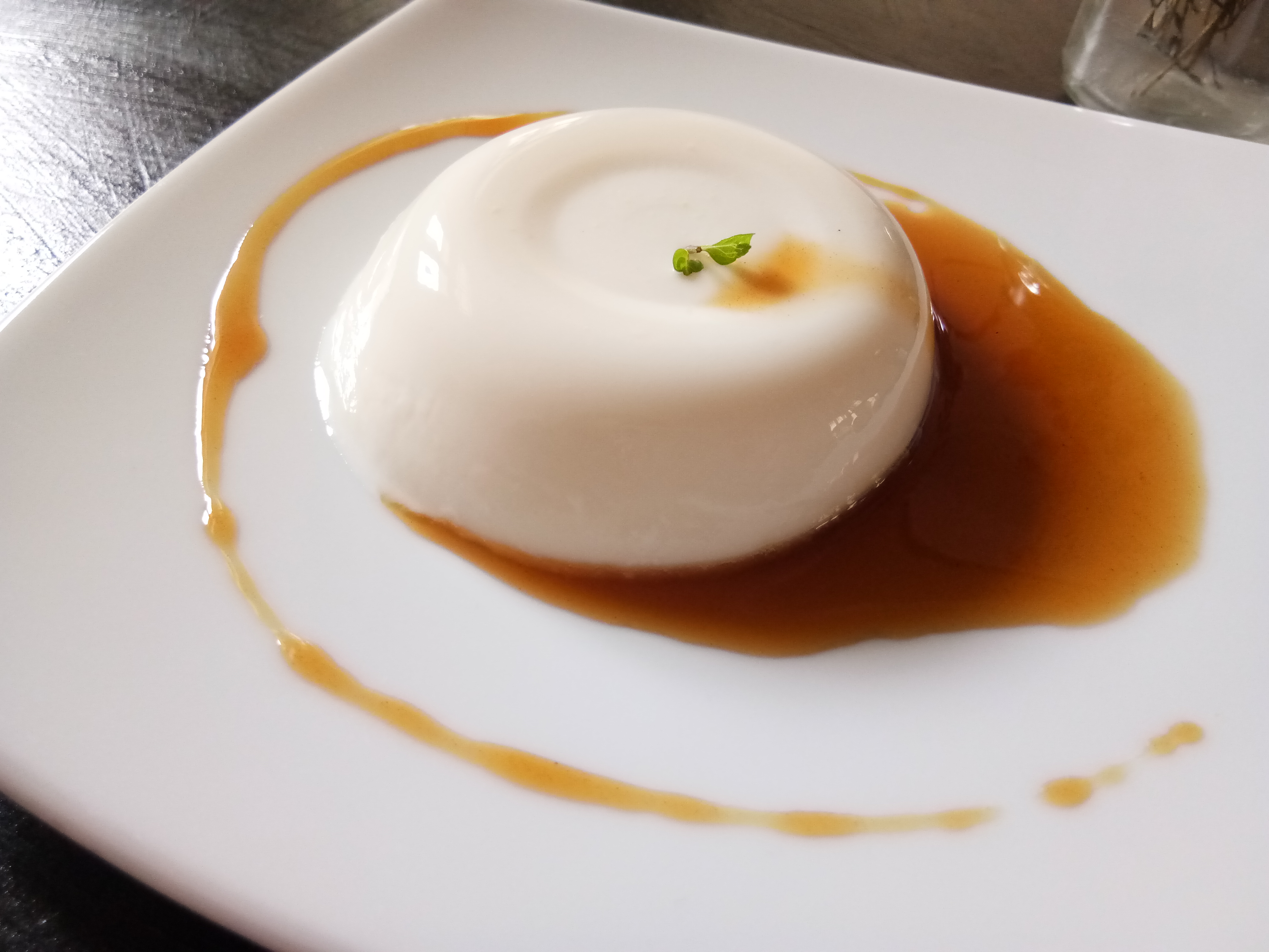 Ginger coconut milk panna cotta，绵软得入口即化。-杨琇媖摄-