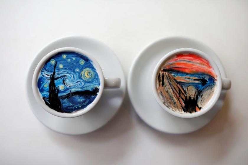 李康斌将世界名画《星夜》和《呐喊》，在杯中的彩色世界里呈现出来。-路透社-