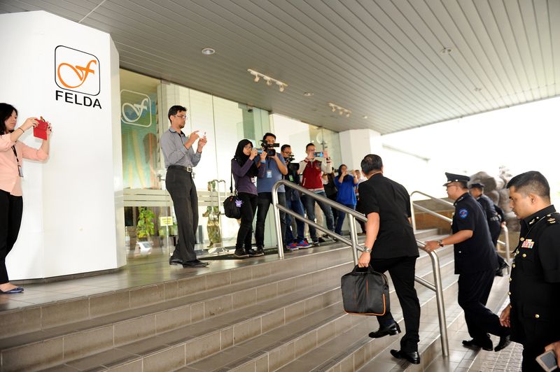 MACC team arriving at the Felda Investment Corporation (FIC) office at Jalan Gurney Kuala Lumpur, July 17 2017, to obtain documents that could help investigation into the purchase of a four-star hotel Kensington, London. u00e2u20acu201d Bernama pic