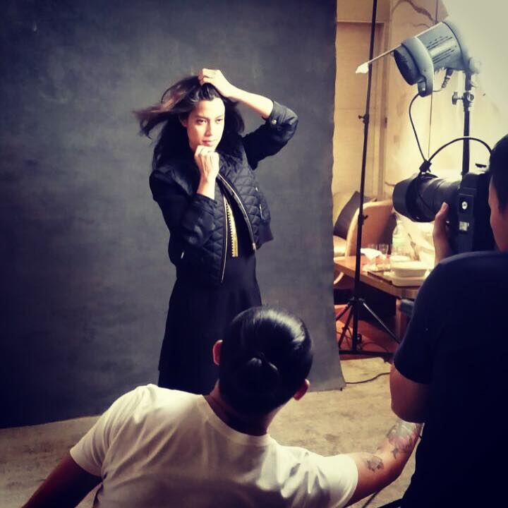 妮歌拍摄公益活动宣传照时的幕后花絮。-摘自妮歌FB-