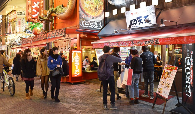 日本在一条街上就可以看到好几家拉面店。-摘自网络-