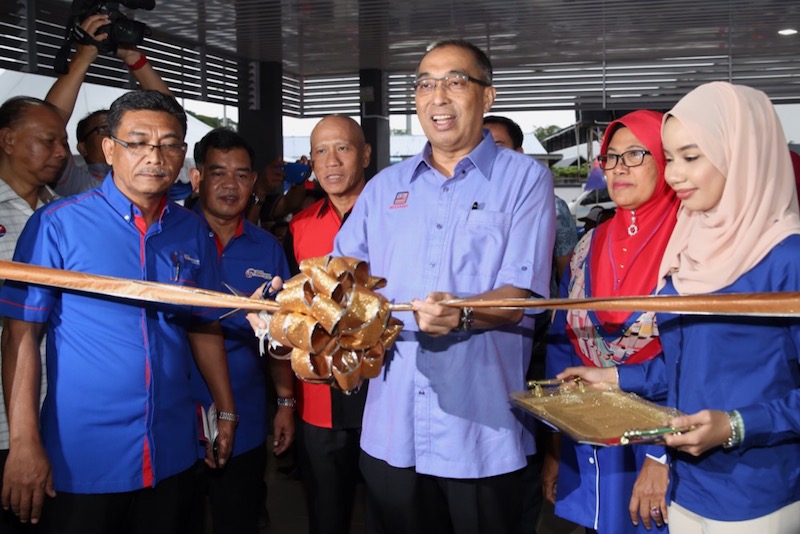 Communications and Multimedia Minister Datuk Seri Salleh Said Keruak cutting the ribbon to officially launch the Batu Pahat District Information Office, August 8, 2017. u00e2u20acu201d Picture by Choo Choy May