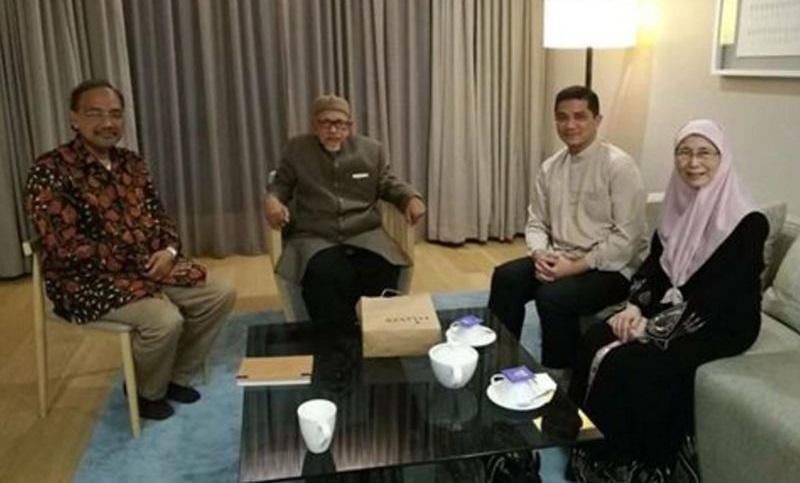 PKR leaders visit Datuk Seri Abdul Hadi Awang who is recuperating from a surgery. u00e2u20acu201d Picture courtesy of Facebook/Datou00e2u20acu2122 Seri Tuan Guru Haji Abdul Hadi Awang