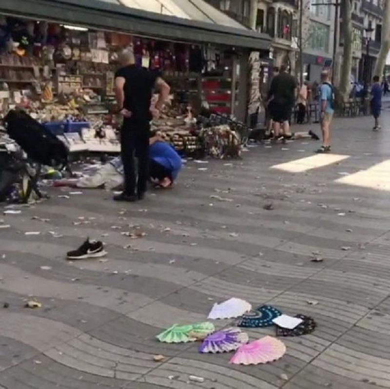 从现场照片可见，事发后，路上满布杂物，多名途人受伤倒地待救。-路透社-