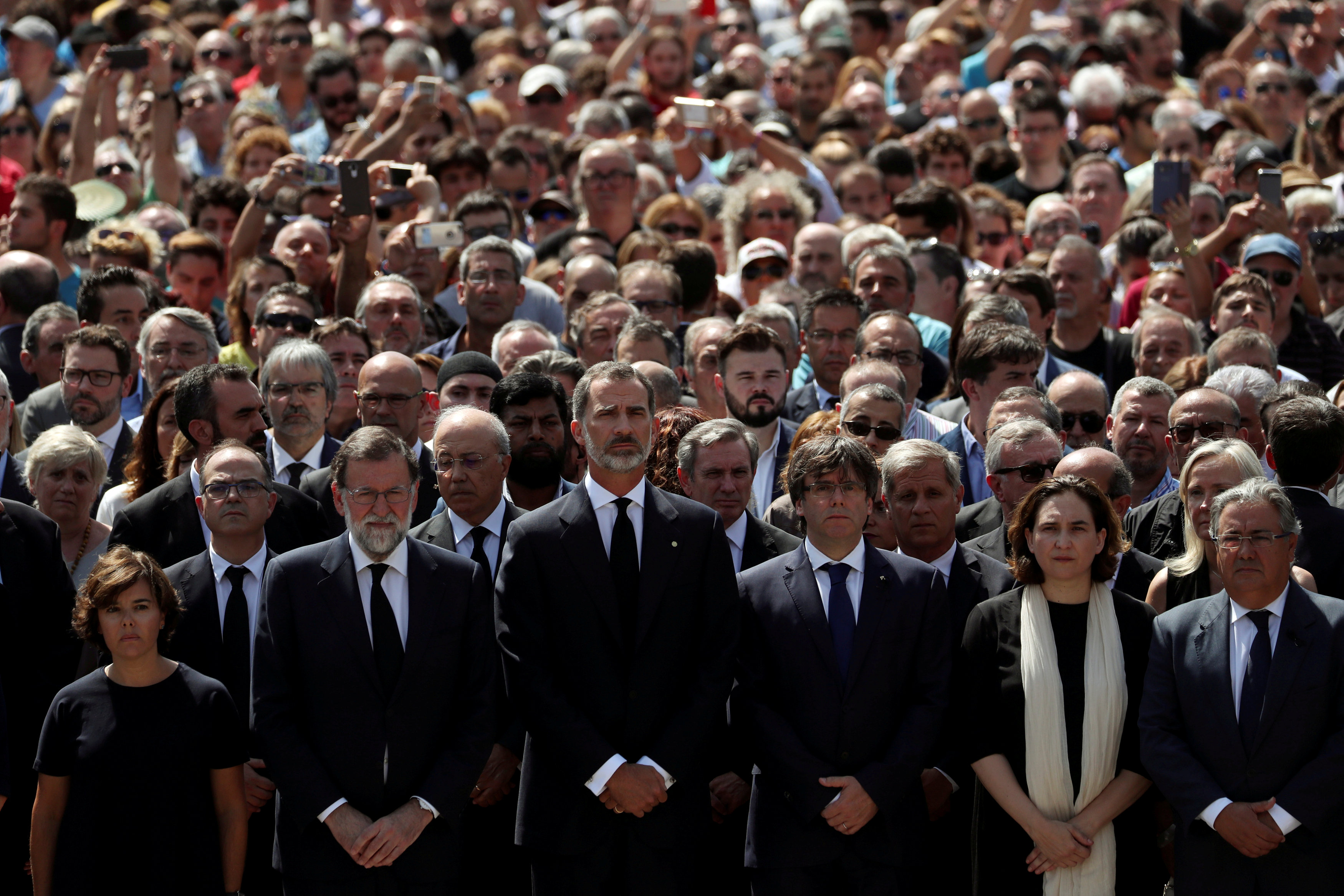 西班牙首相拉霍伊（左3）连同加泰隆尼亚领导人普伊格蒙特（右3），以及西班牙国王费利佩六世（左2）在事发后不足24小时，于加泰罗尼亚广场与民众一同默哀。-路透社-