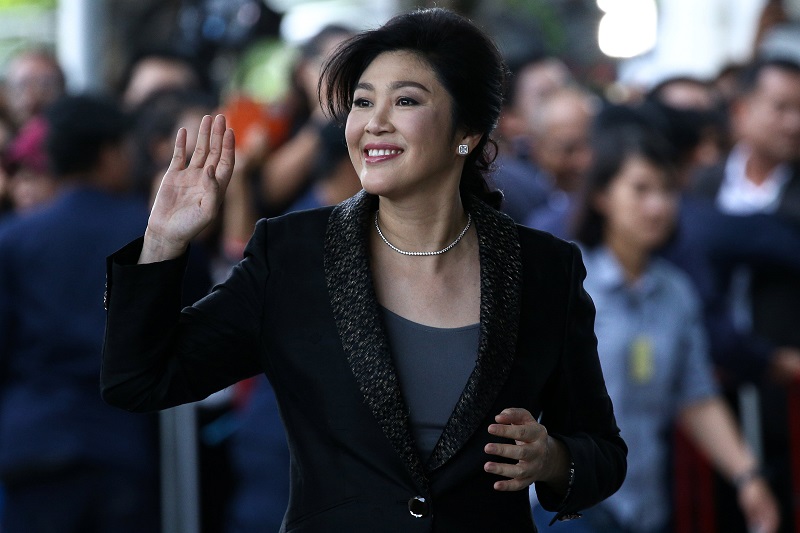 Ousted former Thai prime minister Yingluck Shinawatra greets supporters as she arrives at the Supreme Court in Bangkok, Thailand, August 1, 2017. REUTERS/Athit Perawongmetha