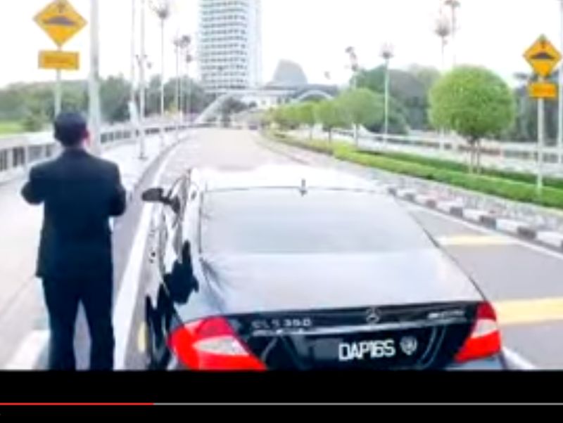 Datuk Seri Salleh Said Keruak mengarahkan adegan melibatkan nombor pendaftaran DAP165 dipotong kerana menghina DAP. u00e2u20acu201d Paparan skrin Youtube