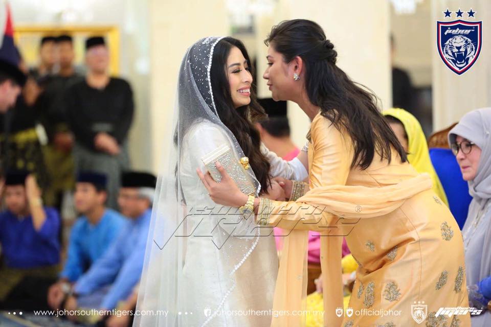 柔佛端姑敦阿米娜公主接受王储妃卡丽达（右）的祝福。 -图取自“柔佛南方之虎”面子书-