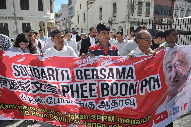 Supporter of Phee Boon Poh caring the banner while walking toward the court house in Penang August 14, 2017. u00e2u20acu201d Picture by KE Ooi