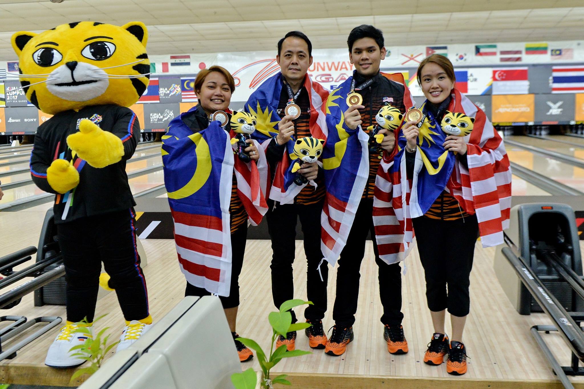 保龄球混双赛大马队包揽金银。-摘自大马体理会FB-