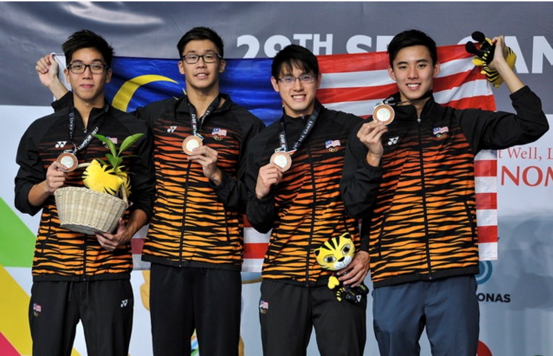 沈威胜（右）和他的队友陈杰、林庆煌和林杰森在男子4X100米自由泳接力赛摘银。-马新社-