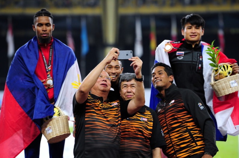 首相拿督斯里纳吉、青体部长凯里、雪兰莪州苏丹沙拉弗丁和凯鲁哈菲兹自拍留念。-马新社-