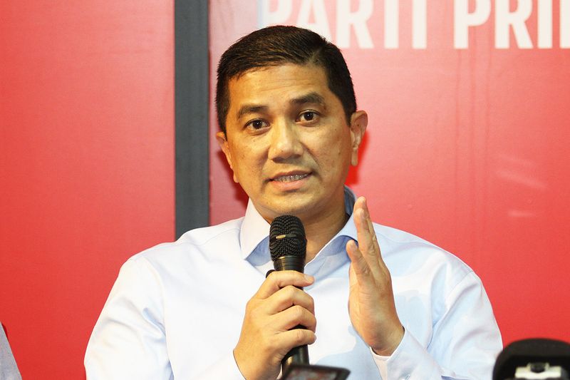 Datuk Seri Azmin Ali speaking during a press conference at Menara Yayasan Selangor, Petaling Jaya, August 14, 2017. u00e2u20acu201d Picture by Miera Zulyana