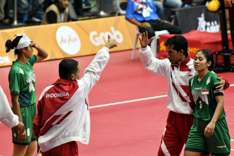Indonesiau00e2u20acu2122s coach Asry Syam (right) leads his players to stage a walk-out in protest of the refereeu00e2u20acu2122s decision during the Women Regu Sepak Takraw match against Malaysia in KL2017 SEA Games at Titiwangsa Stadium, August 20, 2017. u00e2u20acu201d Bernama pic