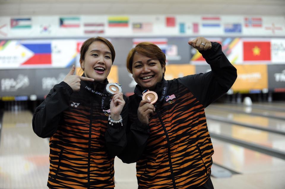 大马保龄球女将冼丽莹（左）和沙琳（右）在保龄球女单赛为大马贡献1银1铜。-摘自大马体理会FB-