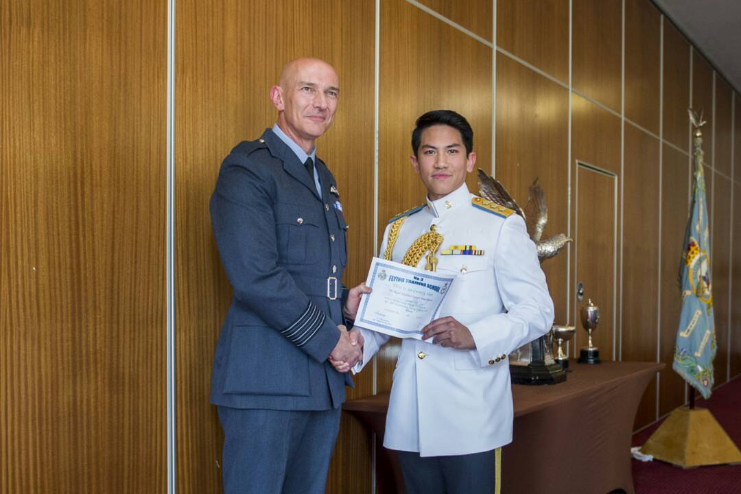 马丁王子获得英国克伦威尔皇家空军学院颁发的完成飞行训练证书。-摘自汶莱国防部官网-