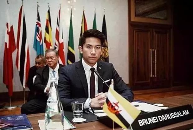 马丁王子代表汶莱出席国际政治会议时沉稳淡定。-摘自tmski Instagram-