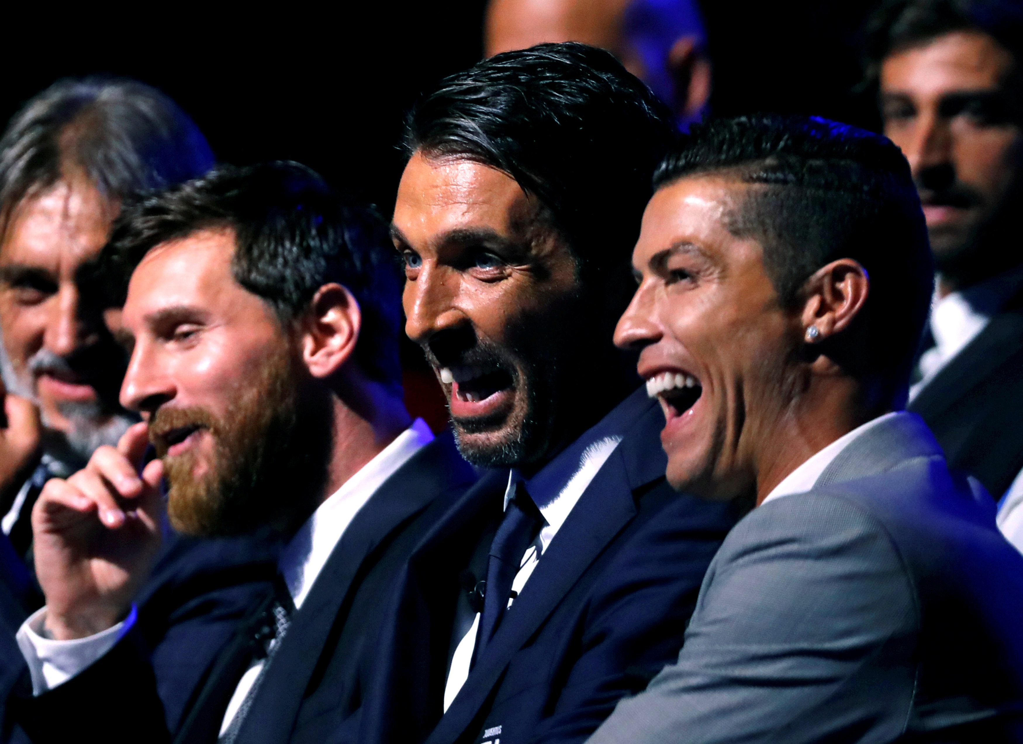 右起C罗纳多、39岁门神布冯，以及梅西在观众席上并肩而坐，感觉梅西表情有点无奈。-路透社-