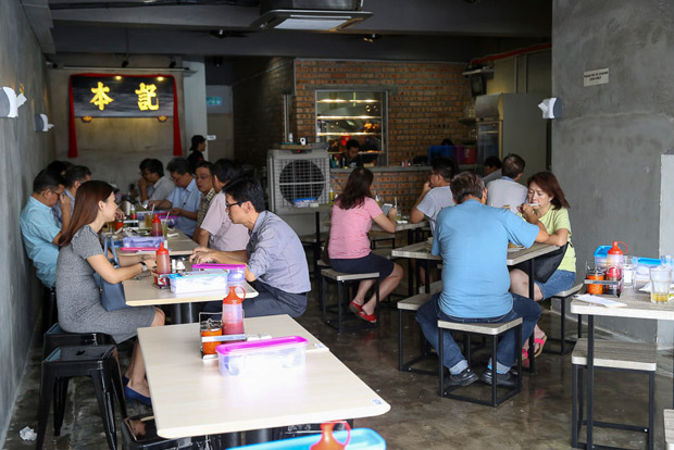 通常在午餐时间或假日都会高朋满座。- Choo Choy May摄-