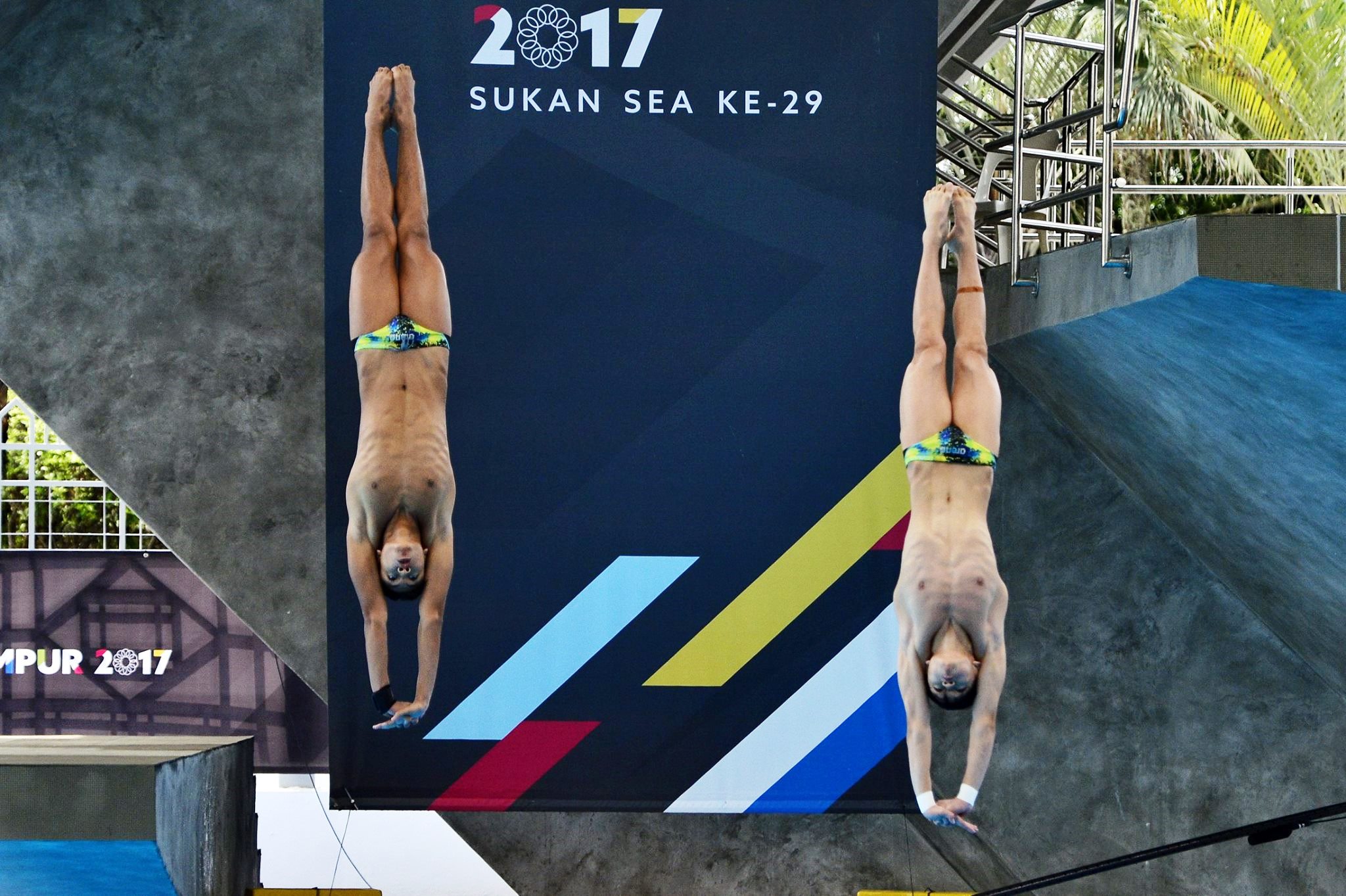 出击男双10米跳台的小将杰尔森和哈尼斯纳兹鲁不负众望，为大马跳水队实现包揽13金目标！-摘自大马体理会FB-