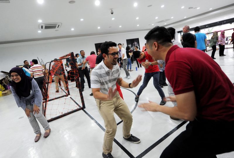 Participants experience a u00e2u20acu02dcDesign thinking classu00e2u20acu2122 at Genovasi. u00e2u20acu201d Picture by Mukhriz Hazim