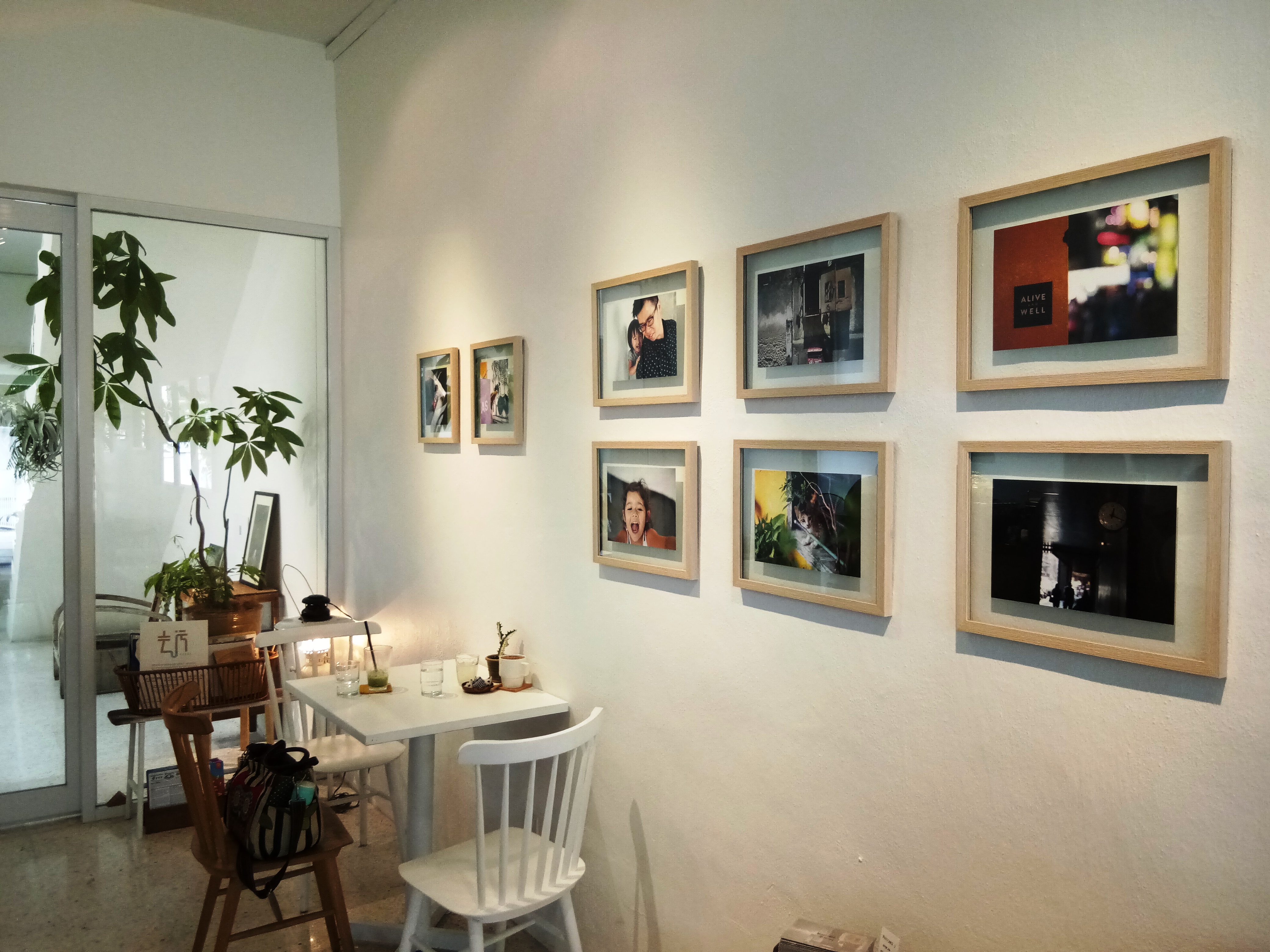 墙上挂着的艺术摄影作品，顿时让整间店面的人文气息浓烈起来。-杨琇媖摄-