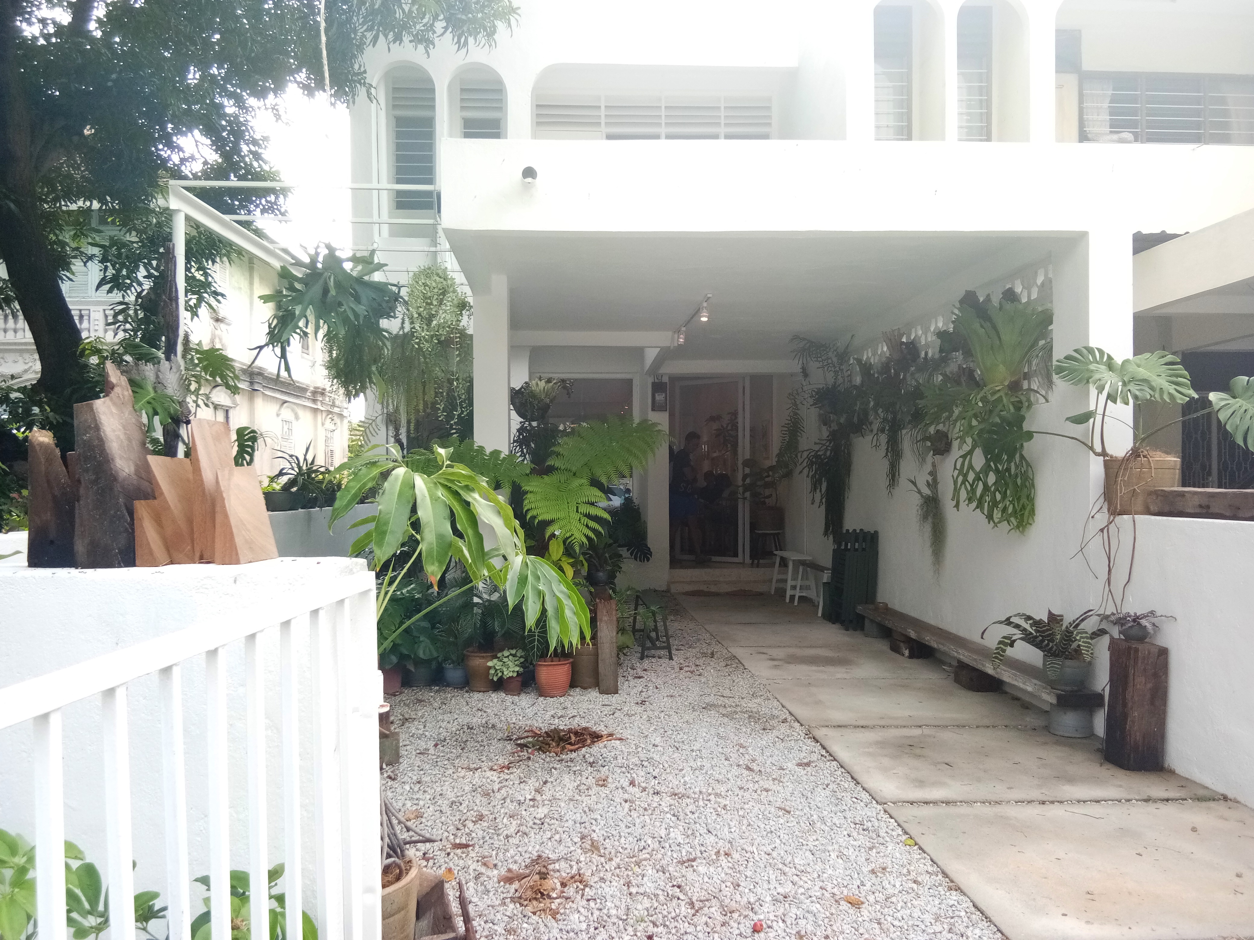 没有招牌跟普通住宅无异的大门，一不小心就会错过。-杨琇媖摄-