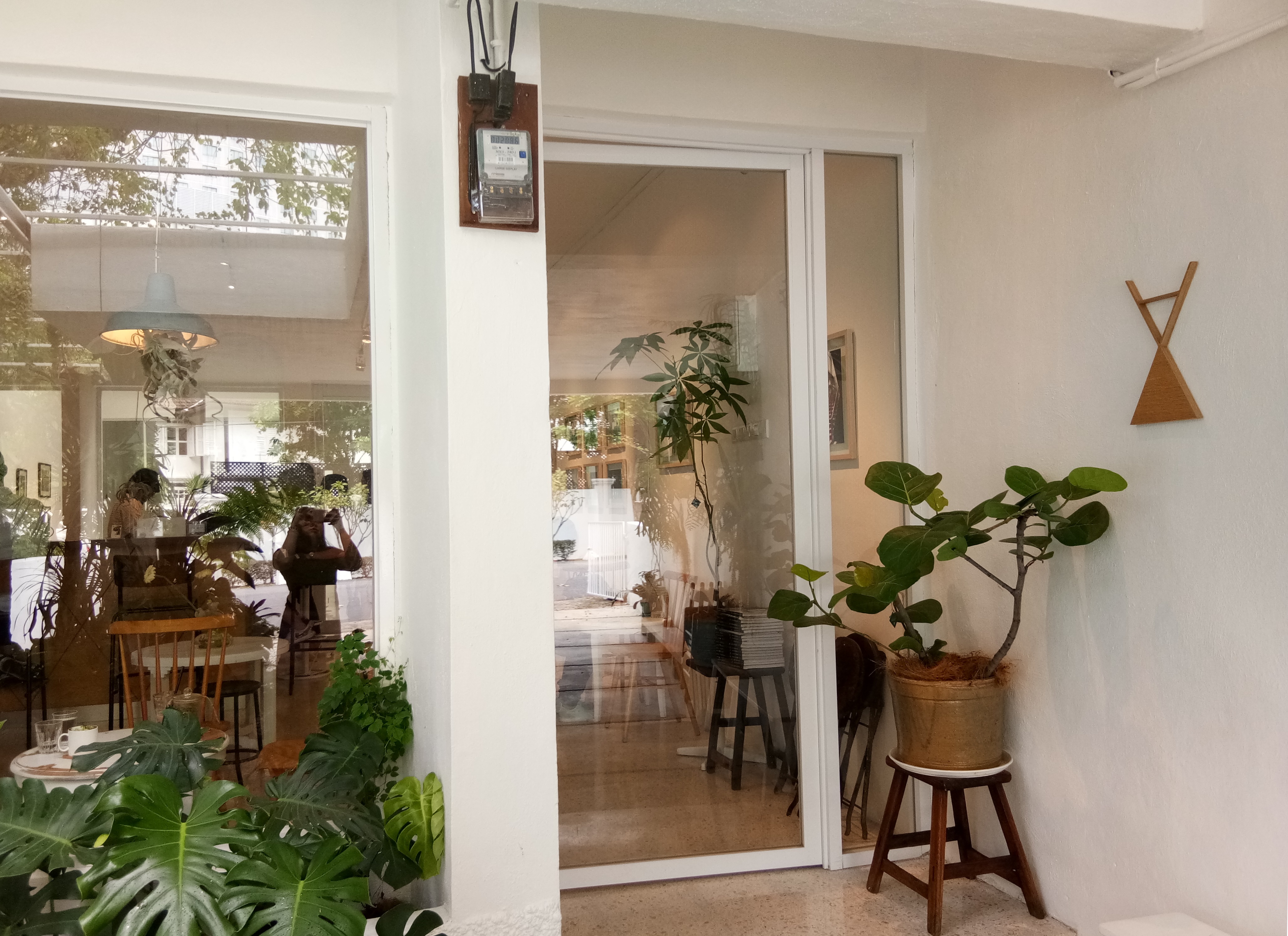 Lunabar Coffee门口没有招牌，只有走进去才会看到小小的倒叠三角形相加符号。-杨琇媖摄-