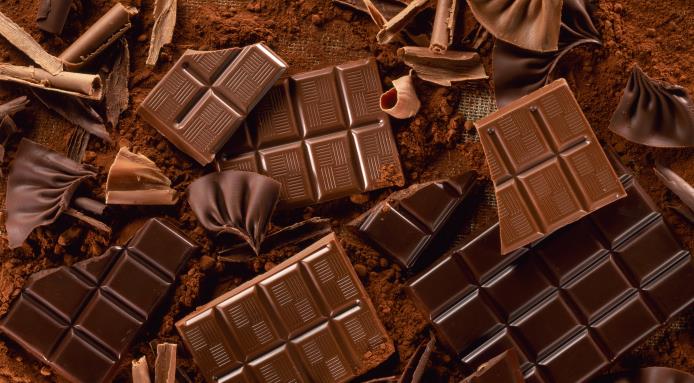 巧克力只要没发霉、异味或变得粉粉易碎，基本上过期了还是可以吃的。-摘自网络-