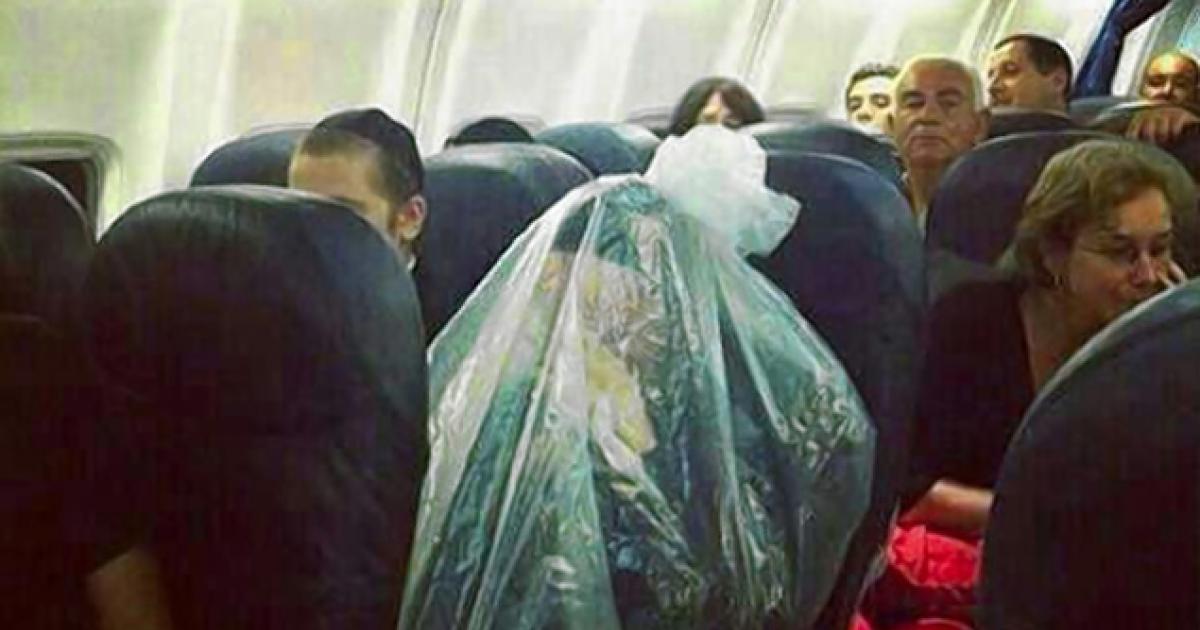 以色列超正统派犹太教徒为维护圣洁性,用塑胶袋包裹全身搭飞机。-图取自网络-