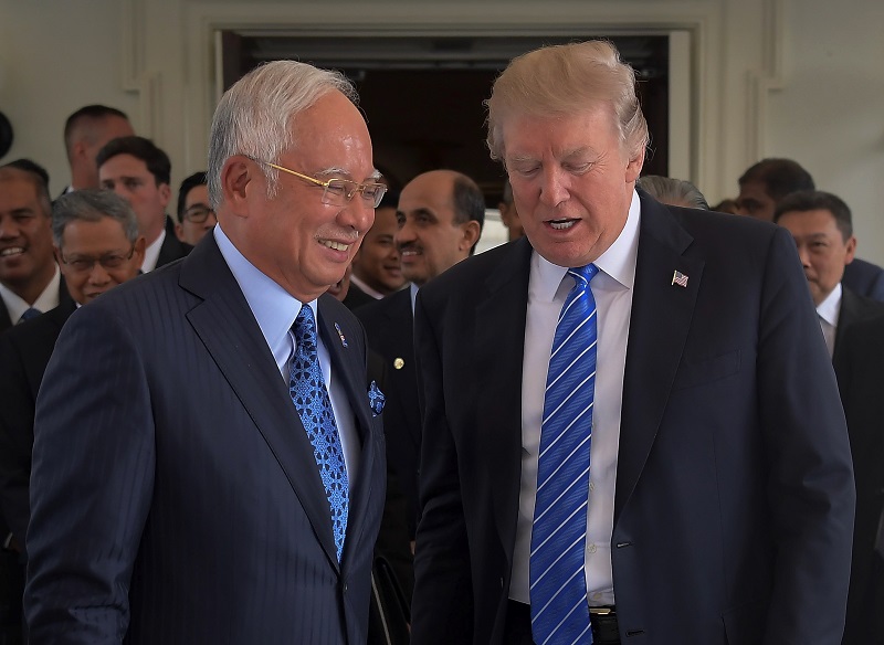 Perdana Menteri Datuk Seri Najib Razak beramah mesra bersama Presiden Donald Trump selepas membincangkan hubungan strategik antara kedua-dua negara di Rumah Putih, Washington 12 September, 2017. u00e2u20acu201d Foto Bernama