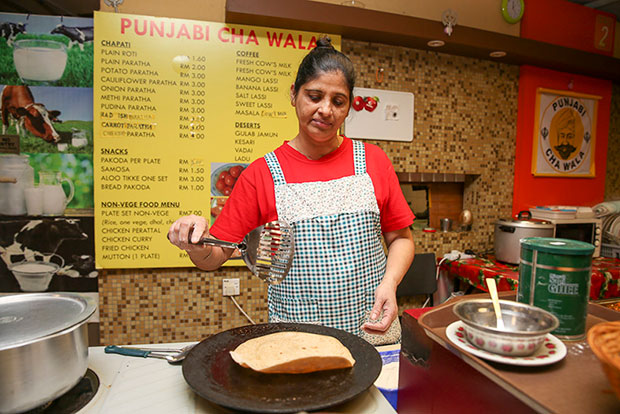 库尔吉在烹调她最擅长的Chapati。-Choo Choy May摄-